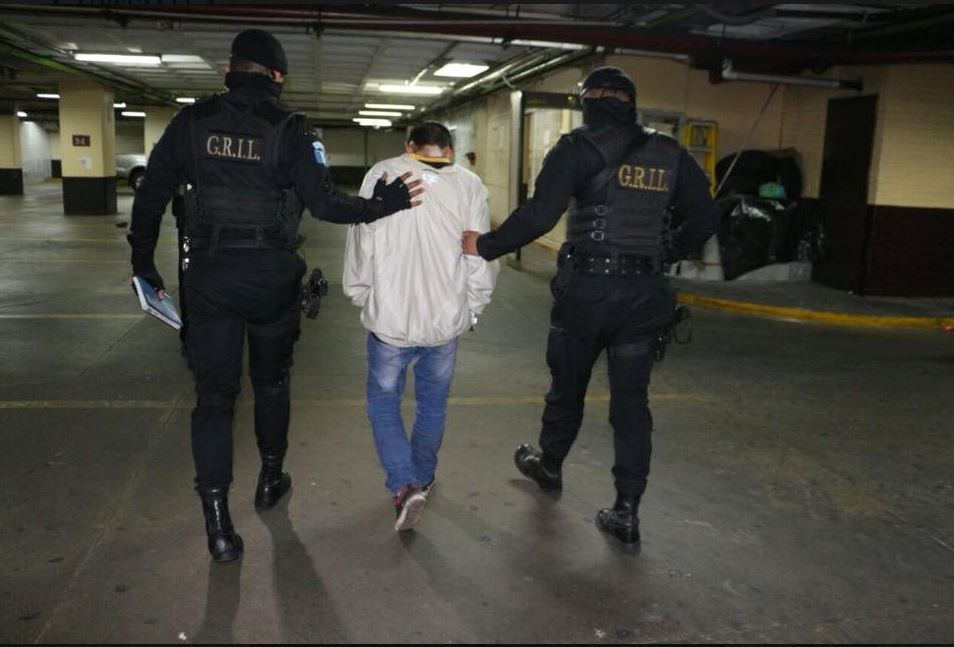 Un menor de 14 años, fue detenido por elementos de la PNC porque pretendía realizar un ataque armado en zona 16, junto a otras personas que huyeron del lugar. (Foto Prensa Libre: Ministerio de Gobernación)