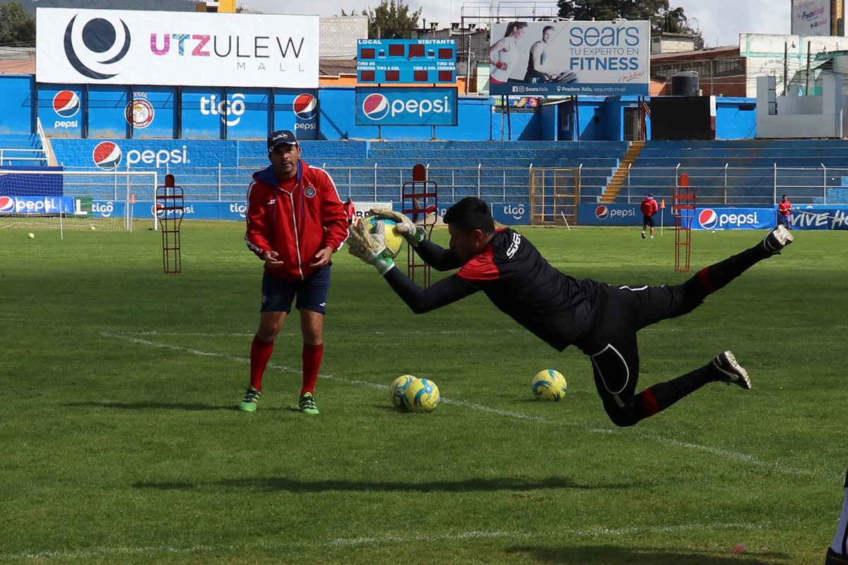 El entrenador de porteros César Valencia trabaja con Carlos Rodríguez para el juego del sábado. (Foto Prensa Libre: Raúl Juárez)