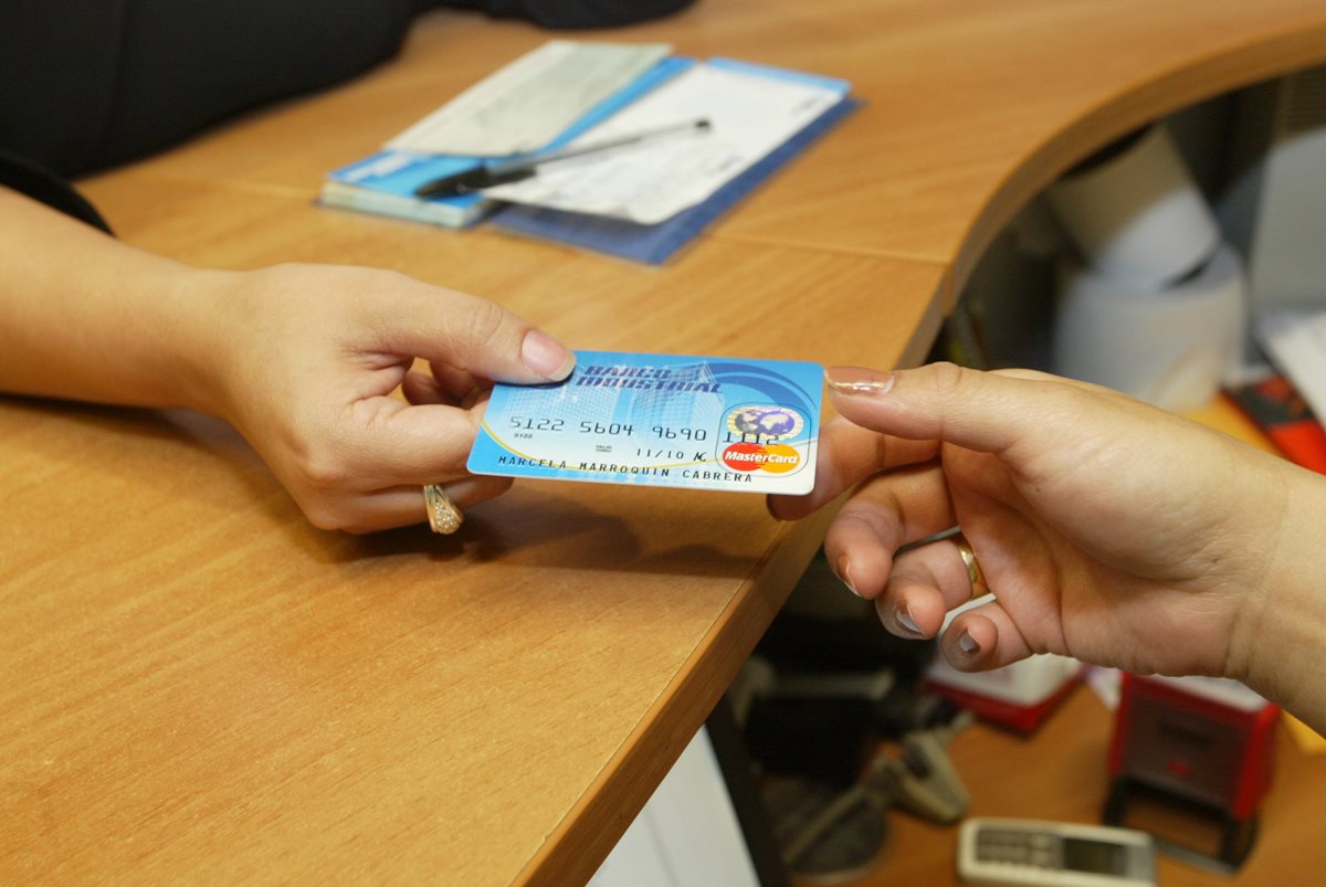 Los clientes de establecimientos comerciales ven limitadas sus opciones de compra, por lo que ahora se aplica el financiamiento propio de las empresas. (Foto Prensa Libre: Hemeroteca PL)
