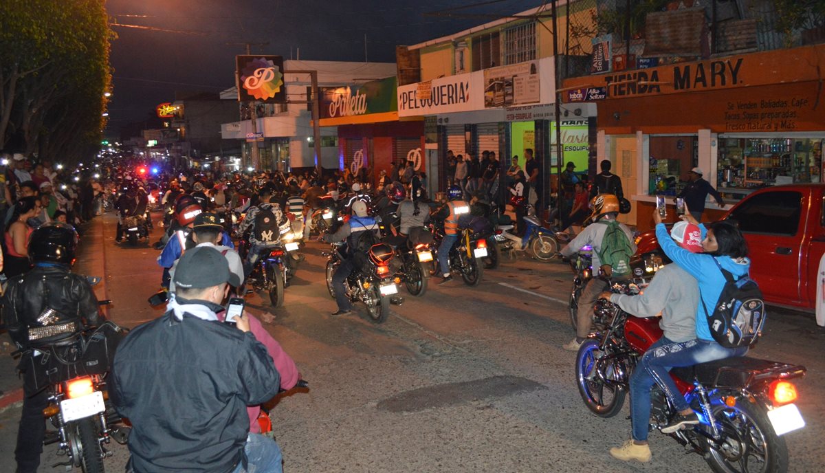 Peregrinos llegan a Esquipulas en la tradicional Caravana del Zorro. (Foto Prensa Libre: Mario Morales).