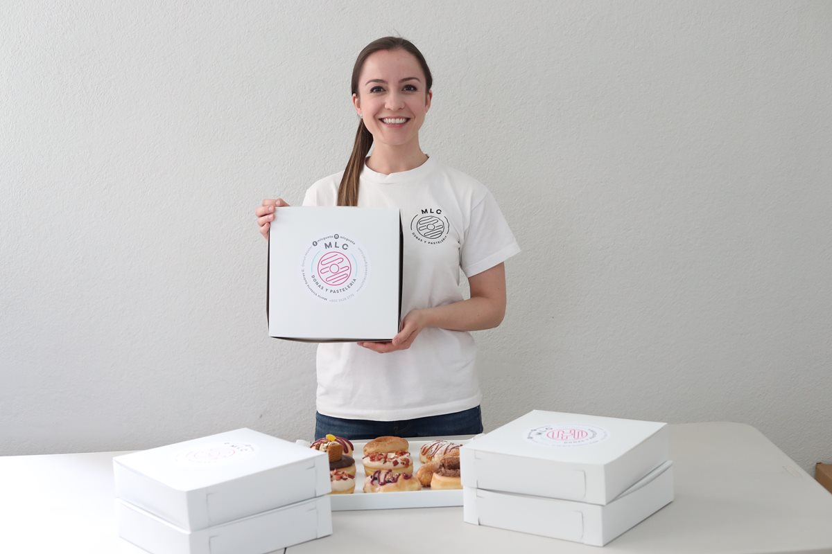 María Victoria Suárez Cerezo es fundadora de la repostería Miss Little Cakes, negocio dedicado a la elaboración de donas artesanales y pasteles personalizados para todo tipo de evento. (Foto Prensa Libre: Esbin García)