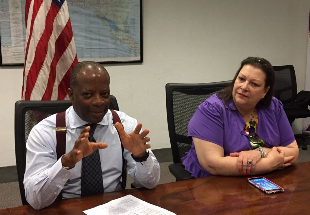 El Embajador Robinson y la Ministra Consejera, Charisse Phillips, en la reunión con periodistas. (Foto Prensa Libre: tomada de @usembassyguate)