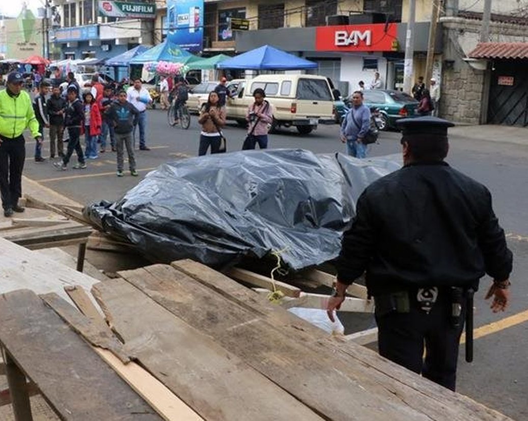 Un policía municipal, durante un operativo en Quetzaltenango. (Foto Prensa Libre: María José Longo)