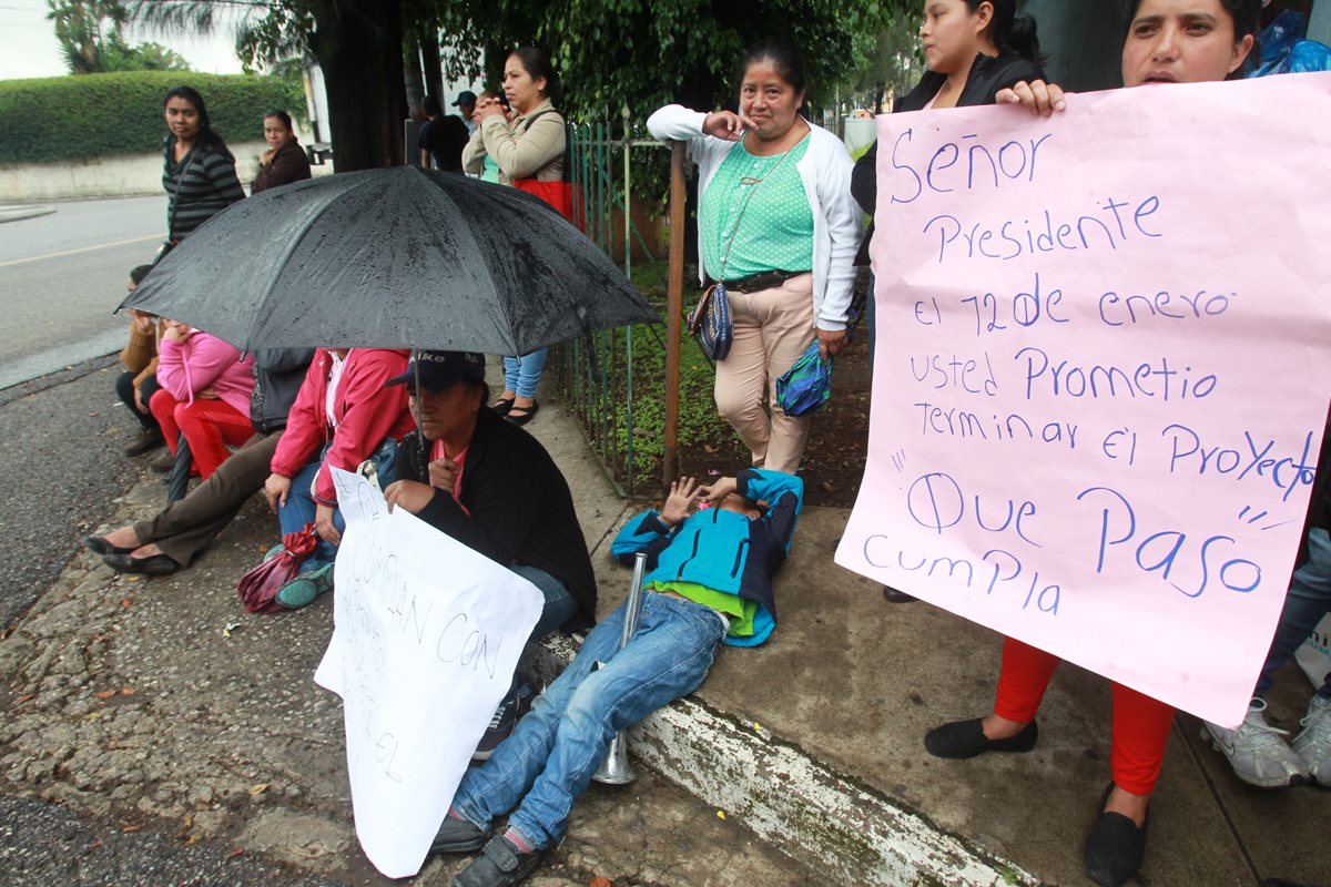 Personas afectadas en el deslave del Cambray 2, , realizaron una manifestaci?n pacifica enfrente del Ministerio de Comunicaciones en donde exigieron la entrega de las casas.    (Foto Prensa Libre Estuardo Paredes)     