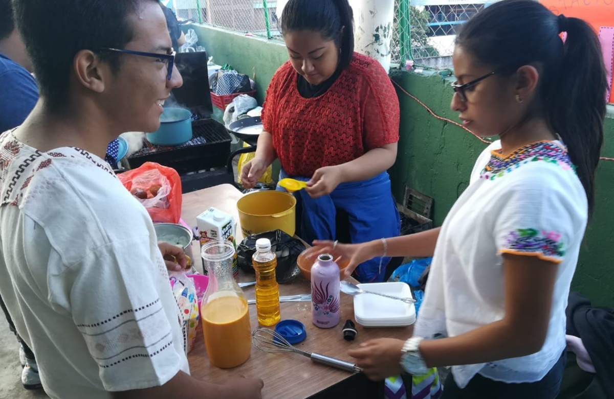 Estudiantes preparan alimentos que exhibirán en el Festival Gastronómico. (Foto Prensa Libre: Cortesía).