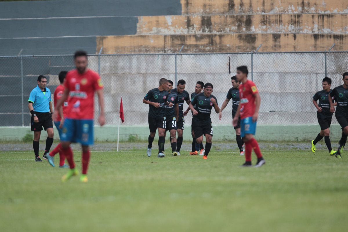 "Los Peces Cenizos" hicieron ver mal a Municipal y le arrebataron un punto. (Foto Prensa Libre: Norvin Mendoza)