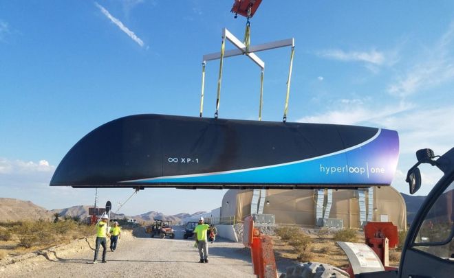 Las cápsulas son propulsadas a lo largo de un tubo al vacío usando tecnología de levitación magnética. Foto: Virgin Hyperloop One.