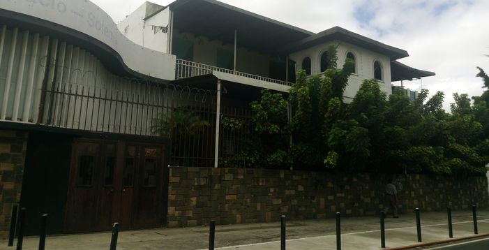 Construirán un edificio que tendrá seis sótanos, dos pisos de comercios, cuatro para oficinas y 10 para apartamentos. (Foto Prensa Libre: José Luis Escobar).