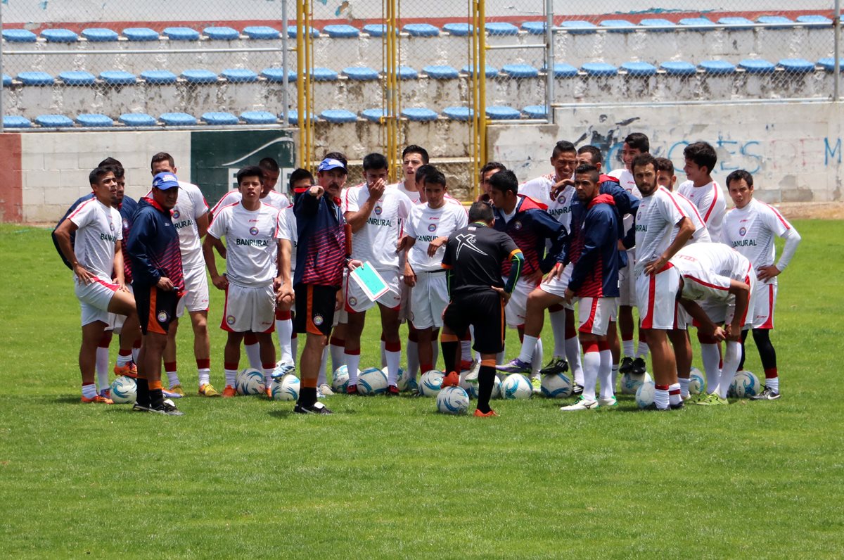 Los quetzaltecos trabajan en el estadio Mario Camposeco. (Foto Prensa Libre: Carlos Ventura)