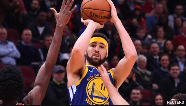 Klay Thompson redondeó 52 puntos en una noche inolvidable en la que batió el récord de su compañero Stephen Curry. (Foto Prensa Libre: BBC News Mundo)