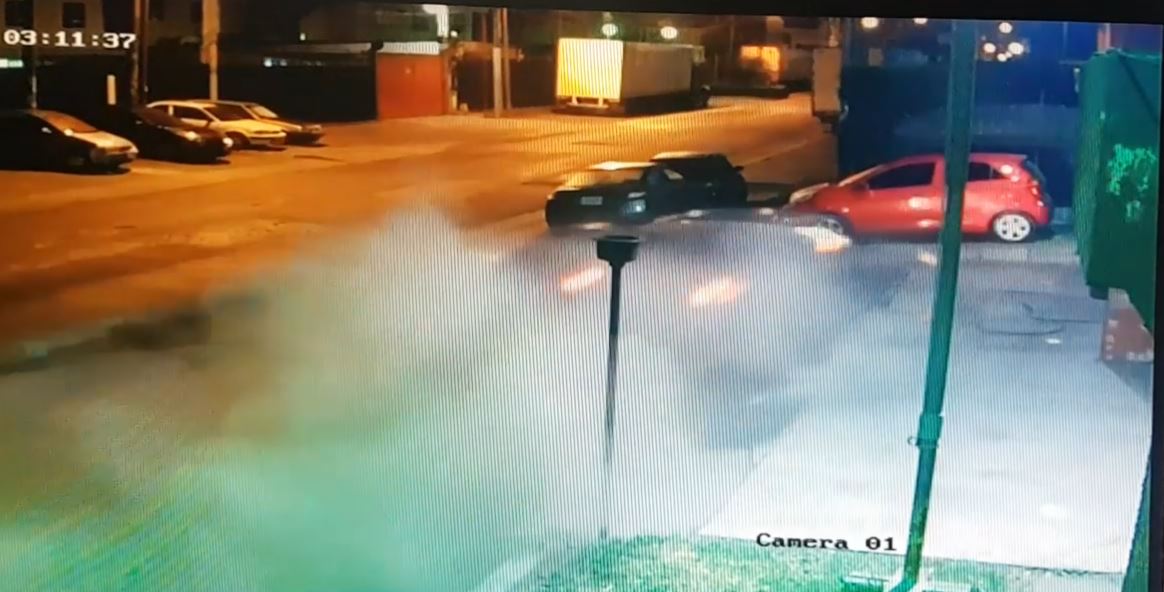 Un vehículo colisionó contra una estación de Bomberos Voluntarios en Mixco. (Foto Prensa Libre: CBV)