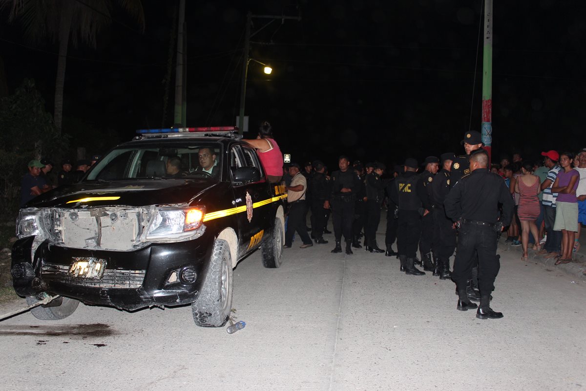 Parte delantera de autopatrulla de la PNC queda destruida luego de choque con motocicleta en San Benito. (Foto Prensa Libre: Rigoberto Escobar)