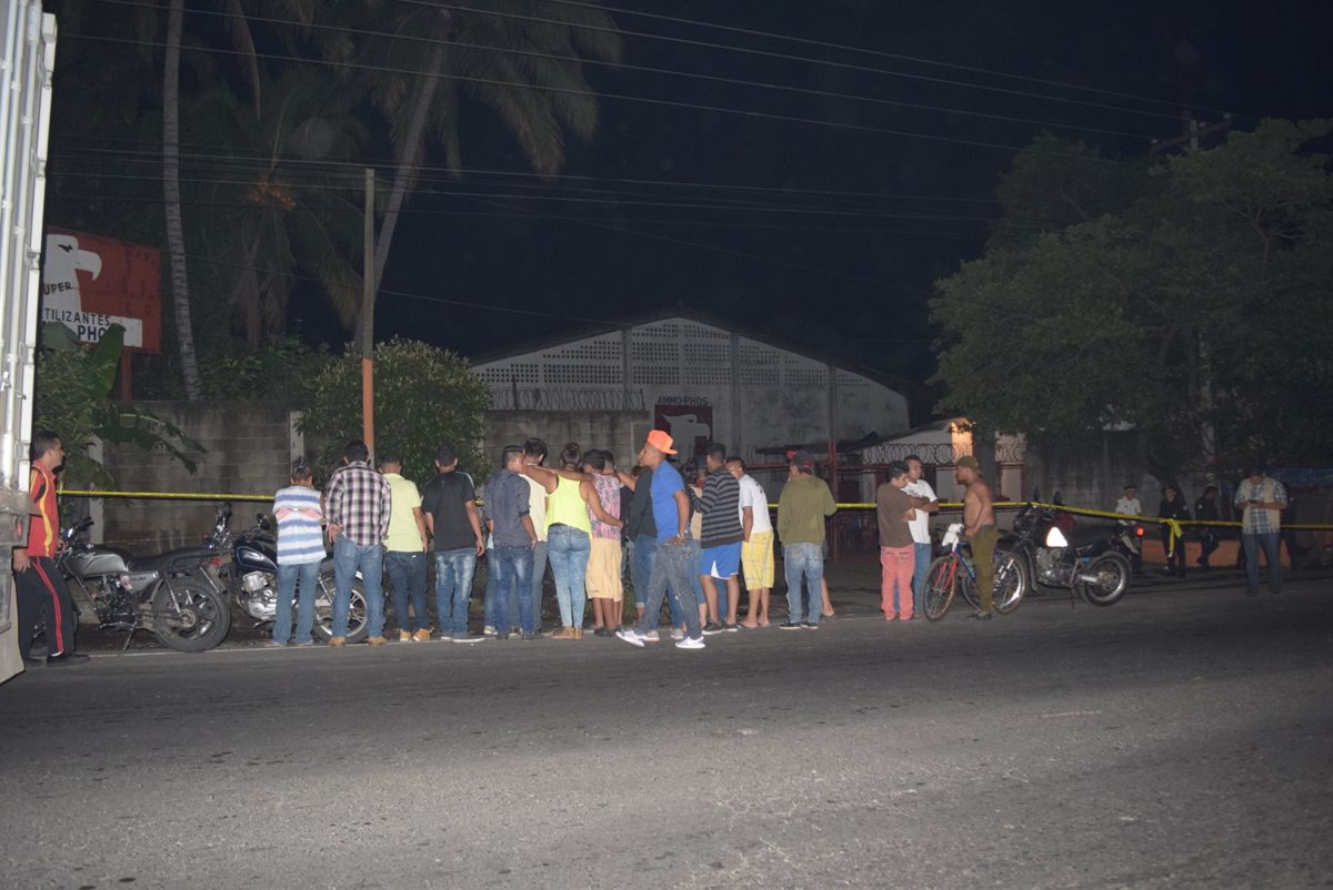 PNC acordona el área donde fueron ultimados dos hombres, en la ruta antigua entre Escuintla y Palín. (Foto Prensa Libre: Carlos Paredes)