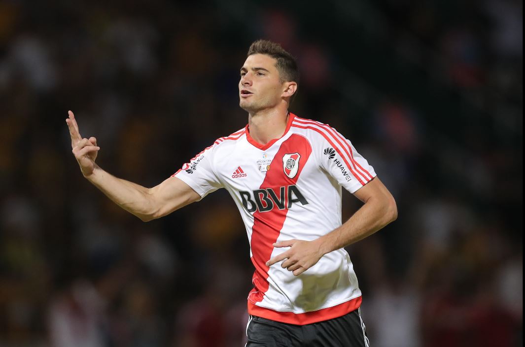 Lucas Alario es pretendido por el PSG por su talento goleador. (Foto Prensa Libre: EFE)