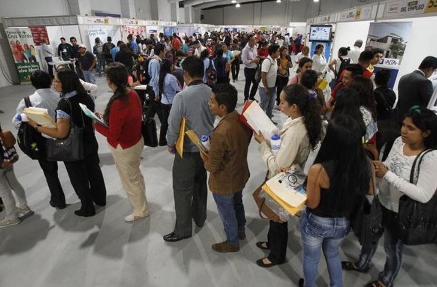 Cada año el Ministerio de Trabajo realiza la Feria Nacional del Empleo, por segundo año recibirá el apoyo del Bantrab. (Foto Prensa Libre: Hemeroteca)