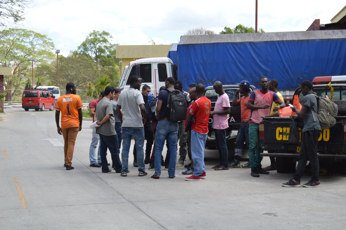 Parte del grupo de extranjeros que fue localizado en Esquipulas. (Foto Prensa Libre: Mario Morales).