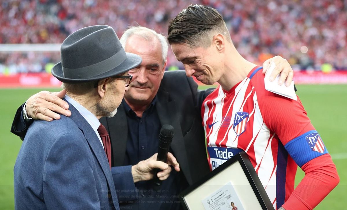 Fernando Torres junto a sus mentores Manuel Briñas y Manuel Rangel. (Foto Prensa Libre: Twitter @Atleti)