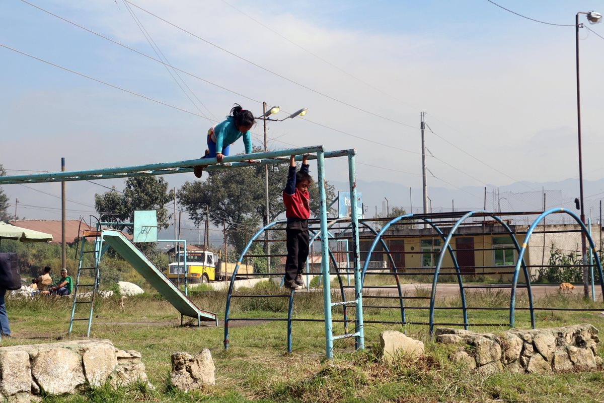 Algunos niños llegan a jugar al parque infantil Thelma Quixtán, zona 1, a pesar de las condiciones en las que se encuentra. (Foto Prensa Libre: Carlos Ventura)