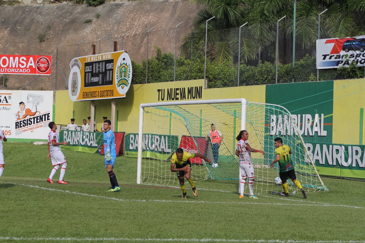 El delantero Jorge Vargas festeja el segundo gol de Guastatoya frente a Malacateco. (Foto Prensa Libre: Hugo Oliva)