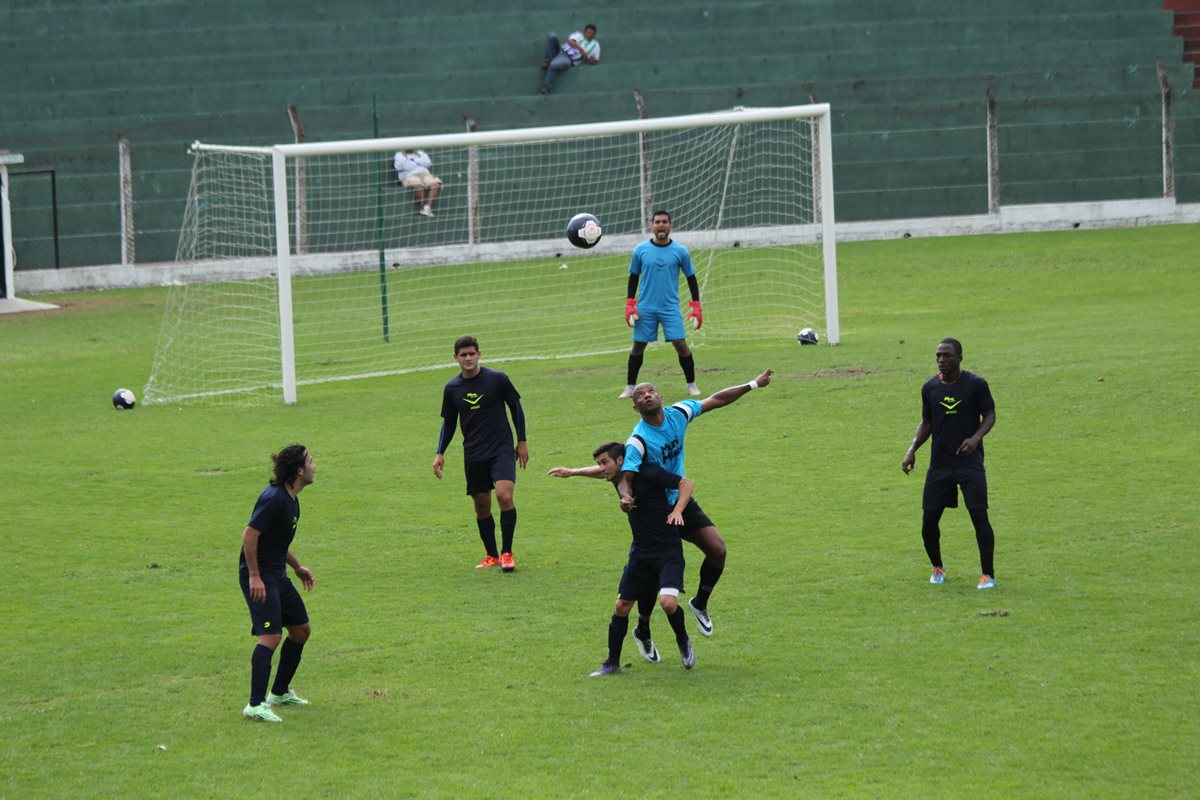 Acción durante el partido de Antigua GFC. (Foto Prensa Libre: Miguel López)