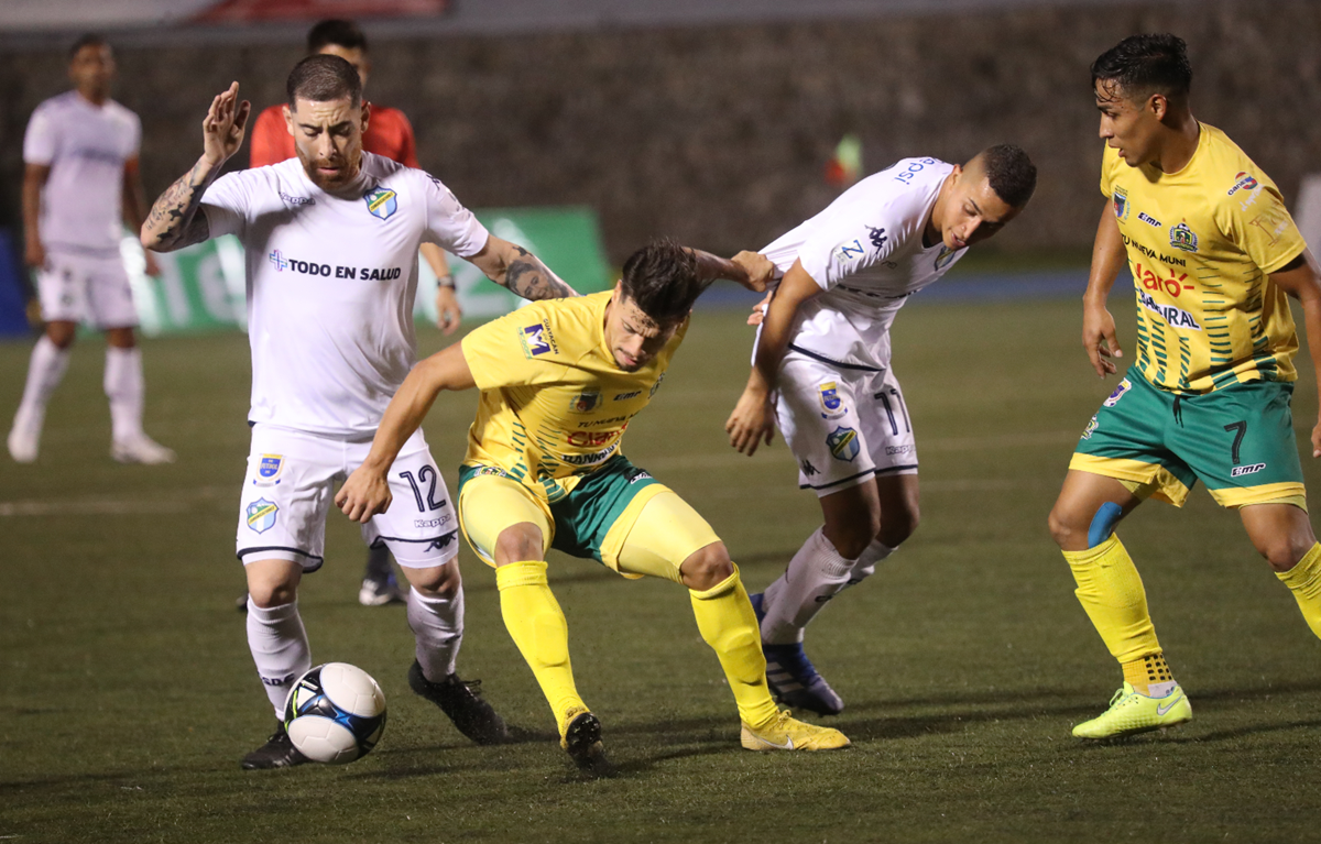 Comunicaciones y Guastatoya reprogramaron sus partidos de la fecha 21 por la convocatoria de sus jugadores a la Selección Nacional. (Foto Prensa Libre: Érick Ávila)