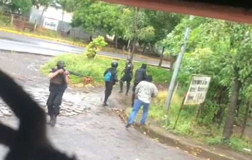 Un grupo de paramilitares recorre las calles de Masagua, Nicaragua. (Foto Prensa Libre: Tomado de video en Twitter)