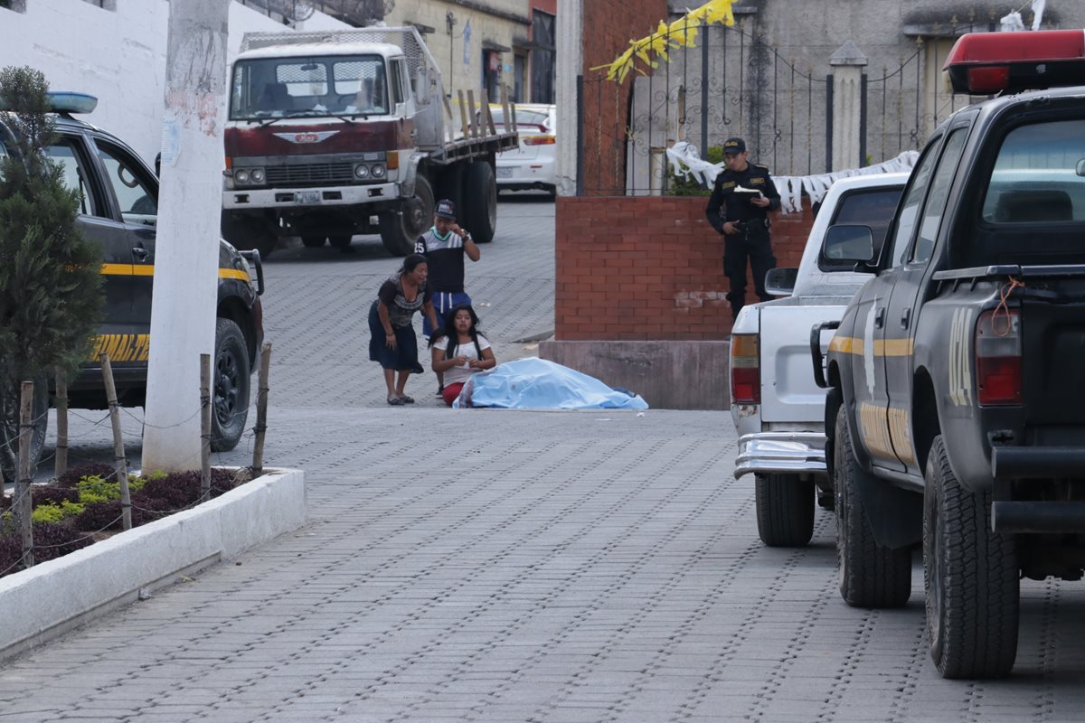 Familiares lloran frente al cuerpo sin vida de José Secundino Muxin, quien falleció frente al cementerio de Chimaltenango. (Foto Prensa Libre: Víctor Chamalé)