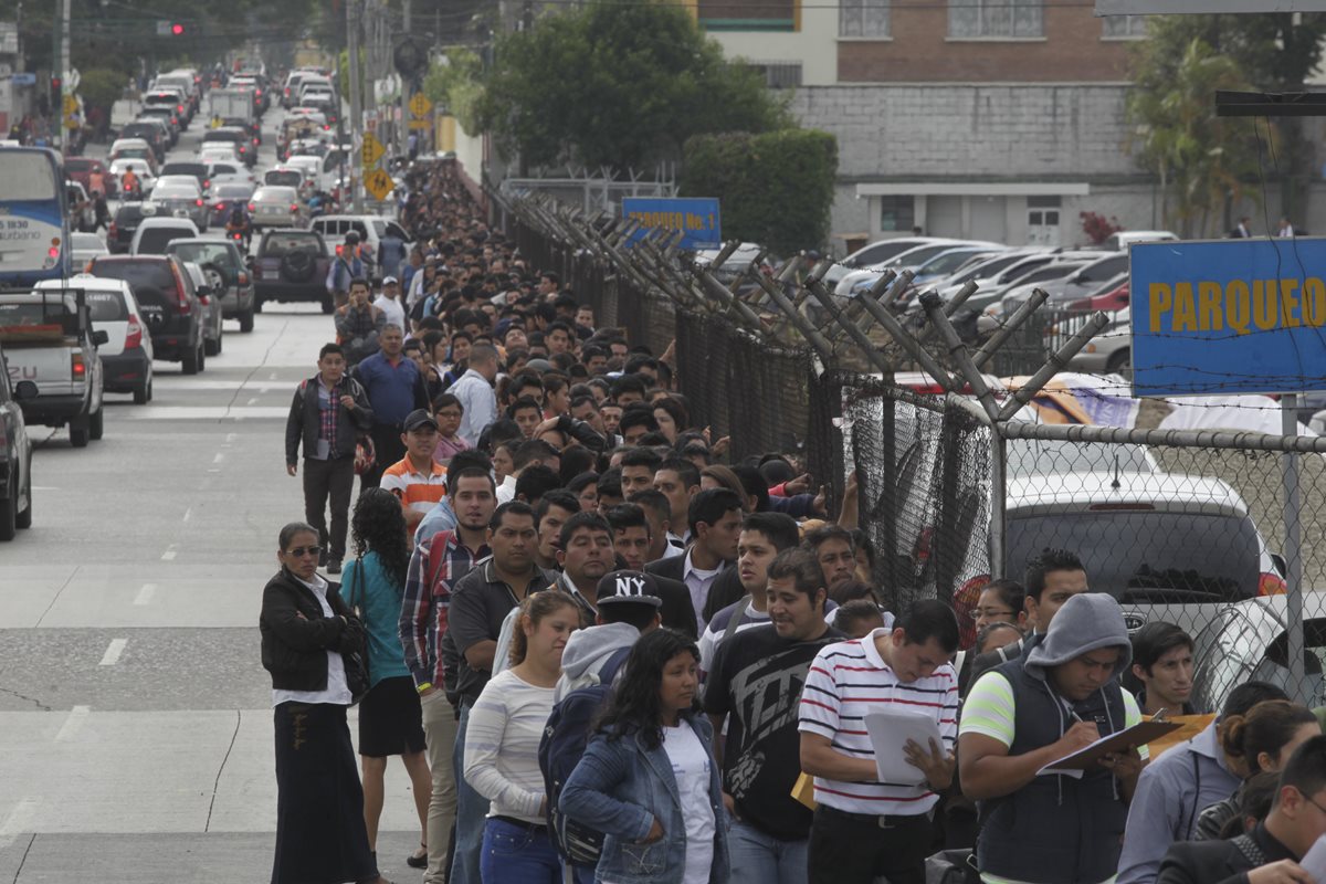 Quince mil plazas se ofrecerán en Feria del Empleo el próximo 27 y 28 de abril en el Parque de la Industria, la entrada es gratuita pero debe llenar una boleta para poder ingresar. (Foto Prensa Libre: Hemeroteca)