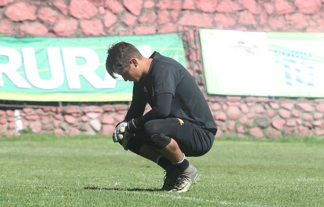 Nicholas HAgen experimentó momentos amargos en el entrenamiento escarlata, después de haberse enterado de la titularidad de Paulo Motta. (Foto Prensa Libre: Jorge Ovalle)