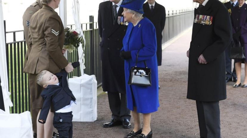 <p>	Alfie Lun, de 2 años, deseaba sentarse en el suelo cuando debía entregarle flores a la reina Isabel II de Inglaterra. (Foto Prensa Libre: AP)</p>