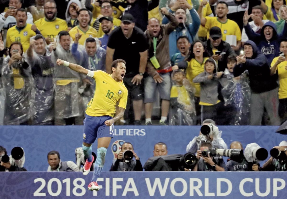 Neymar se ha convertido en el líder de la Selección de Brasil que ahora ocupa el número uno a del ranquin mundial. (Foto Prensa Libre: Hemeroteca)