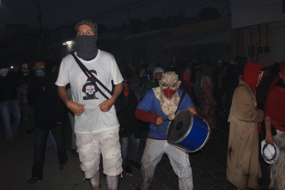 Cientos de pobladores participan en actividades de El Tabal, en la cabecera de Sololá, en honor a la Virgen de la Concepción. (Foto Prensa Libre: Ángel Julajuj)