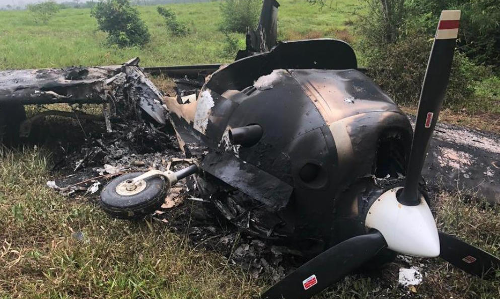 Avioneta que fue localizada quemada en Sayaxché, Petén. (Foto Prensa Libre: Cortesía).