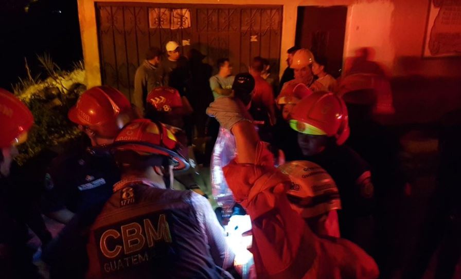 Localizan sin vida a menor que quedó soterrada en derrumbe en barrio San Antonio, zona 6. (Foto Prensa Libre: Cruz Roja de Guatemala)