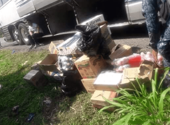 Agente de la PNC inspecciona equipaje en bus que se dirigía a Tecún Umán. (Foto Prensa Libre: Cortesía).