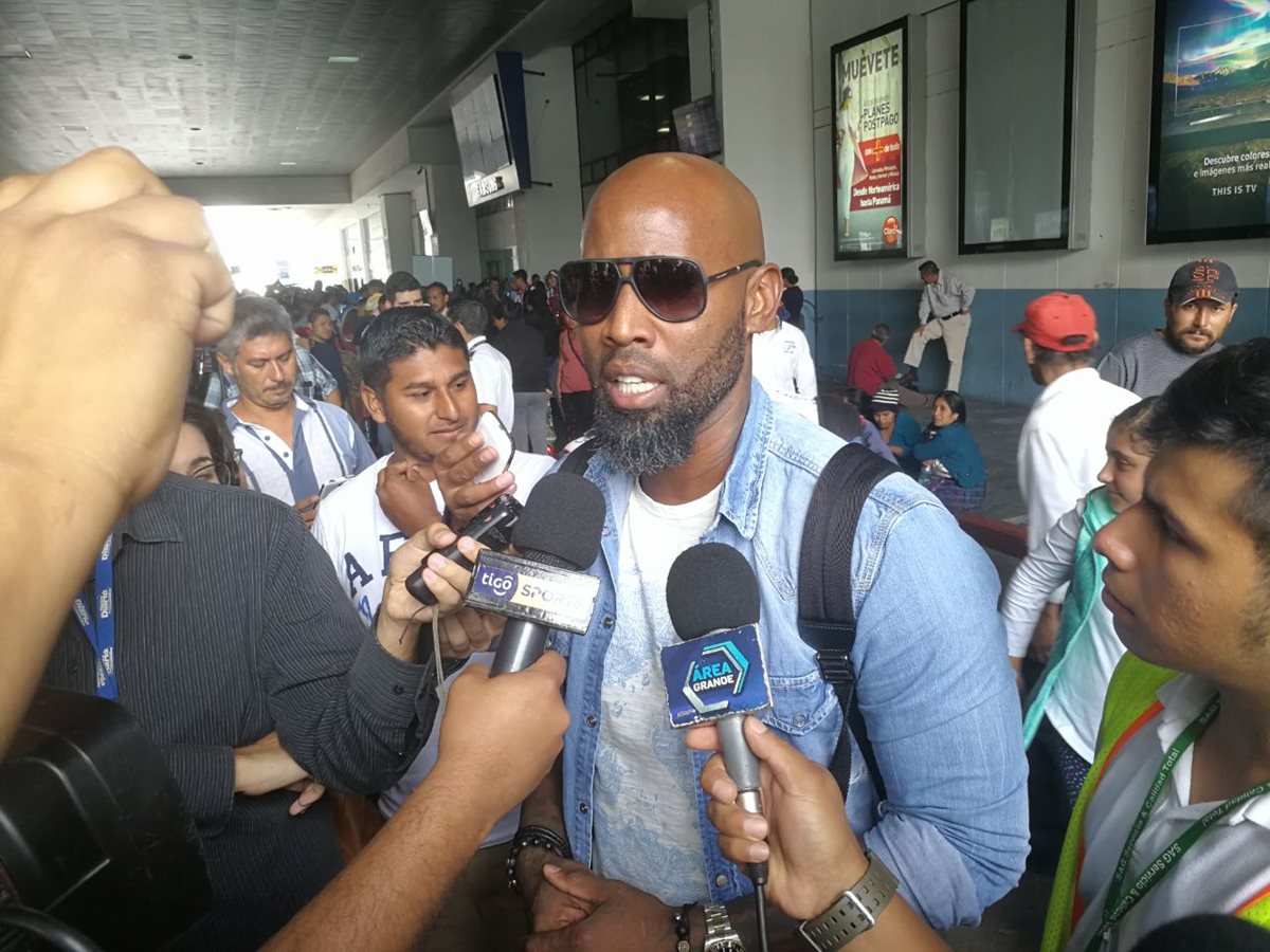 Felipe Baloy da declaraciones a los medios de comunicación a su llegada a Guatemala. (Foto Prensa Libre: Francisco Sánchez)