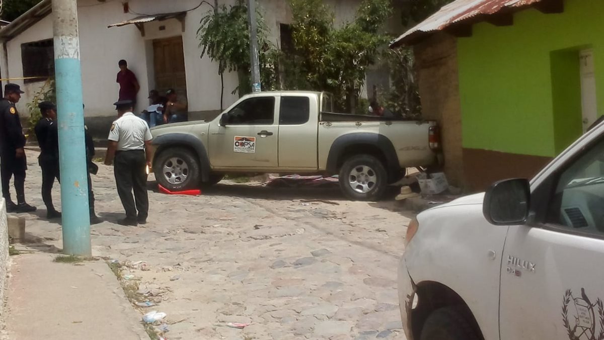 El picop de Ricardo Antonio García Castañeda quedó empotrado en una vivienda del barrio La Loma, Concepción Las Minas, Chiquimula. (Foto Prensa Libre: Mario Morales)