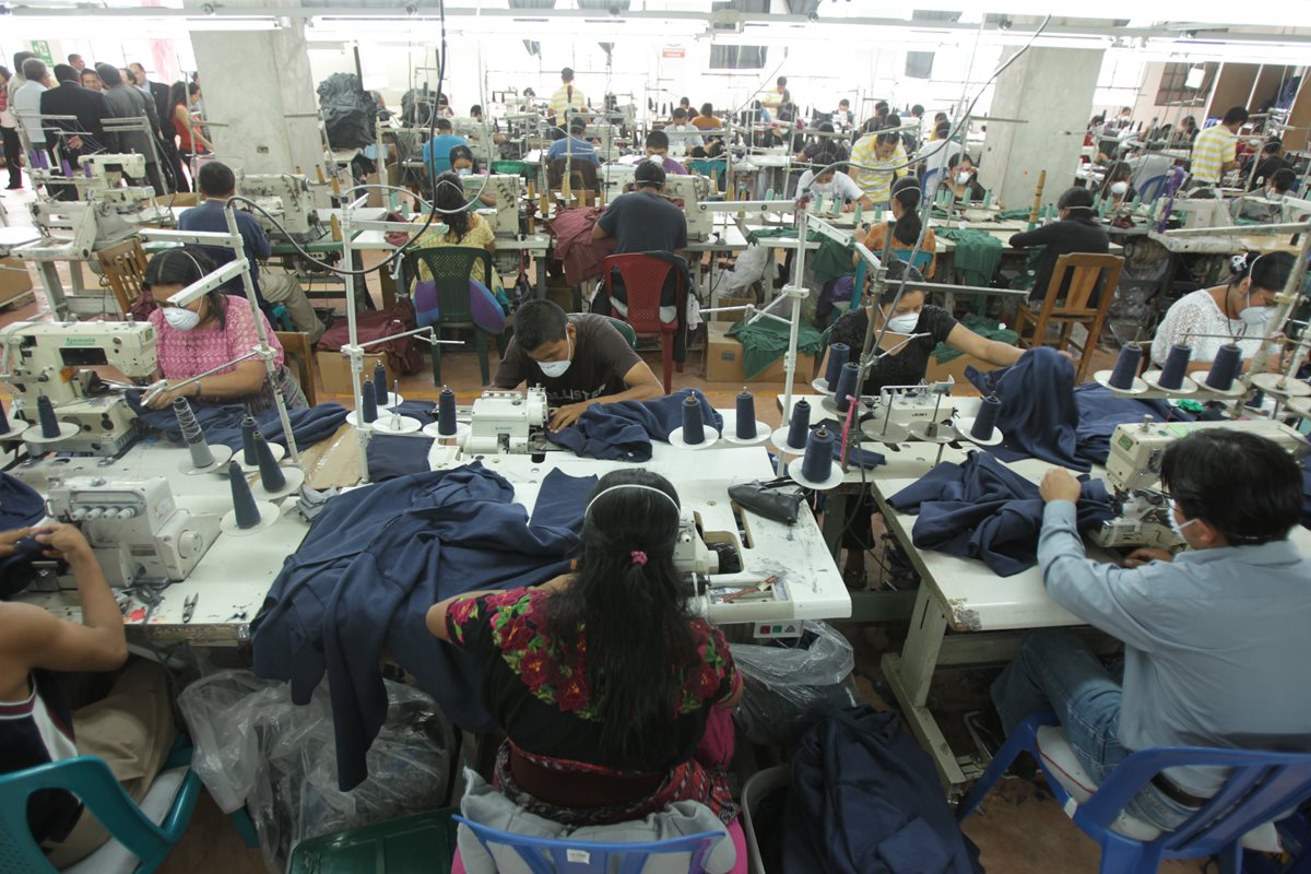 El volumen de pedidos para artículos de vestuario registra un incremento para atender la temporada de fin de año en los Estados Unidos, reporta Vestex. Este sector lidera las exportaciones a julio. (Foto Prensa Libre: Hemeroteca)