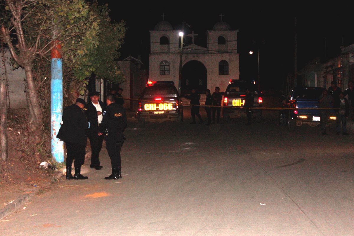 Autoridades recogen evidencia en el lugar del ataque. (Foto Prensa Libre: Víctor Chamalé)