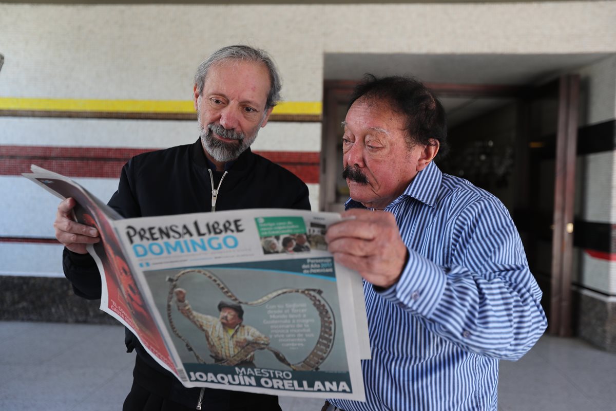 El arquitecto Álvaro Véliz, director del Centro Cultural Miguel Ángel Asturias, y el maestro Joaquín Orellana, leen el reportaje publicado en Prensa Libre el domingo 31, dedicado al compositor, que fue nombrado Personaje del Año. (Foto Prensa Libre, Érick Ávila)