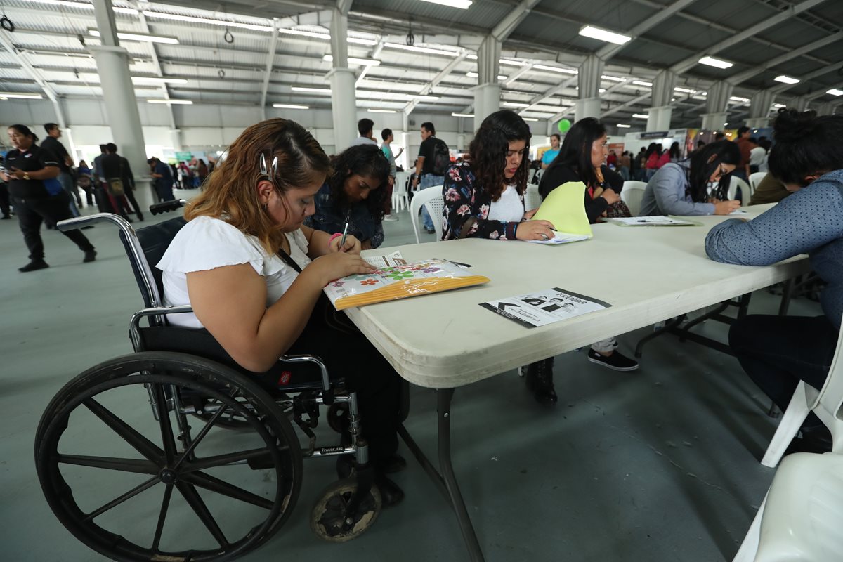 Ana María Villanueva de 26 llegó junto a su madre y abuela a la Feria de Vacacionistas donde aplicó a varios puestos de trabajo con la esperanza de ubicarse en el corto plazo. (Foto Prensa Libre: Esbin García)