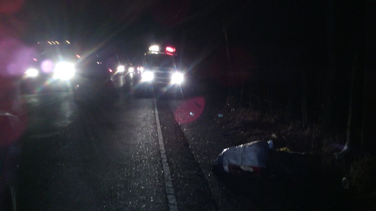 Autoridades resguardan el lugar donde se halla muerto hombre arrollado por un vehículo, en Río Hondo, Zacapa. (Foto Prensa Libre: Víctor Gómez)