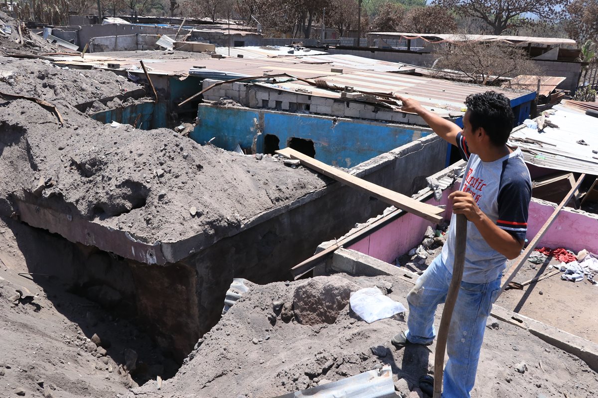 Will Sánchez llegó a la zona cero a tratar de ubicar la casa de una prima que está desaparecida. (Foto Prensa Libre: Enrique Paredes).