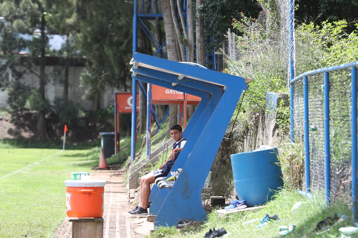 El mediocampista Javier Estrada, de Suchitepéquez, no pudo entrenarse con la Selección Nacional Sub 20, luego de reportarse con una lesión que lo podría dejar al margen del Premundial de la Concacaf (Foto Prensa Libre: Edwin Fajardo)