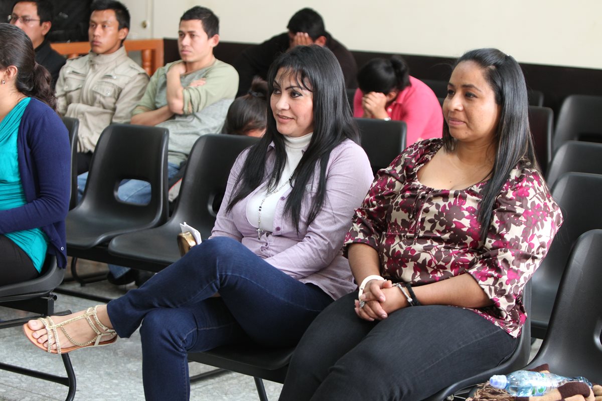 Marixa Lemus Pérez, alias la Patrona -al centro-, cumple una condena de 94 años de prisión por varios crímenes y enfrenta dos procesos por evasión de la cárcel. (Foto Prensa Libre: Hemeroteca)