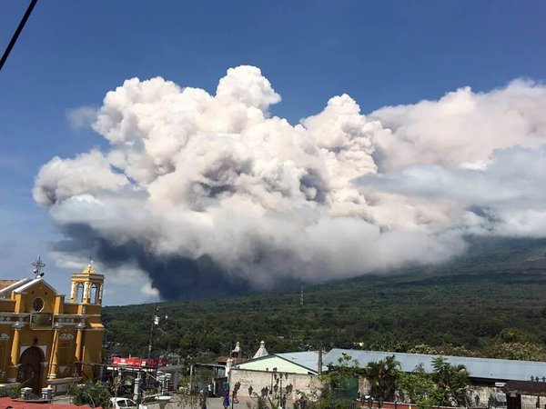 Volcán de Fuego lanza extensa fumarola luego de explosión súbita. (Foto Prensa Libre: Conred)