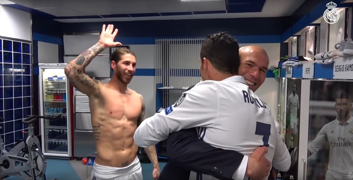 Cristiano Ronaldo es recibido por Zidane y Sergio Ramos. (Foto Prensa Libre)