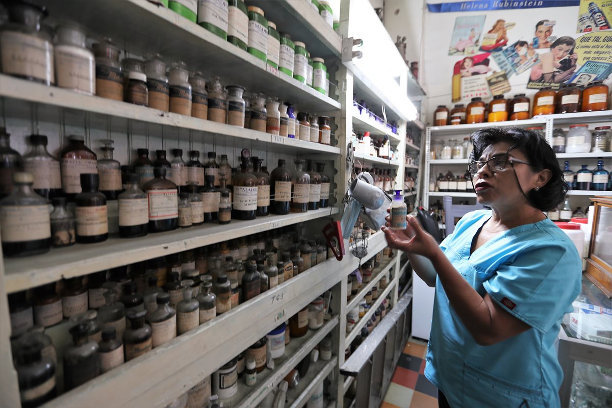 Sonia Lucrecia Chajón Hernández, propietaria de la Farmacia Madrid, en la 9ª. calle entre 8ª. y 9ª. avenidas de la zona 1. (Foto Prensa Libre: César Pérez)