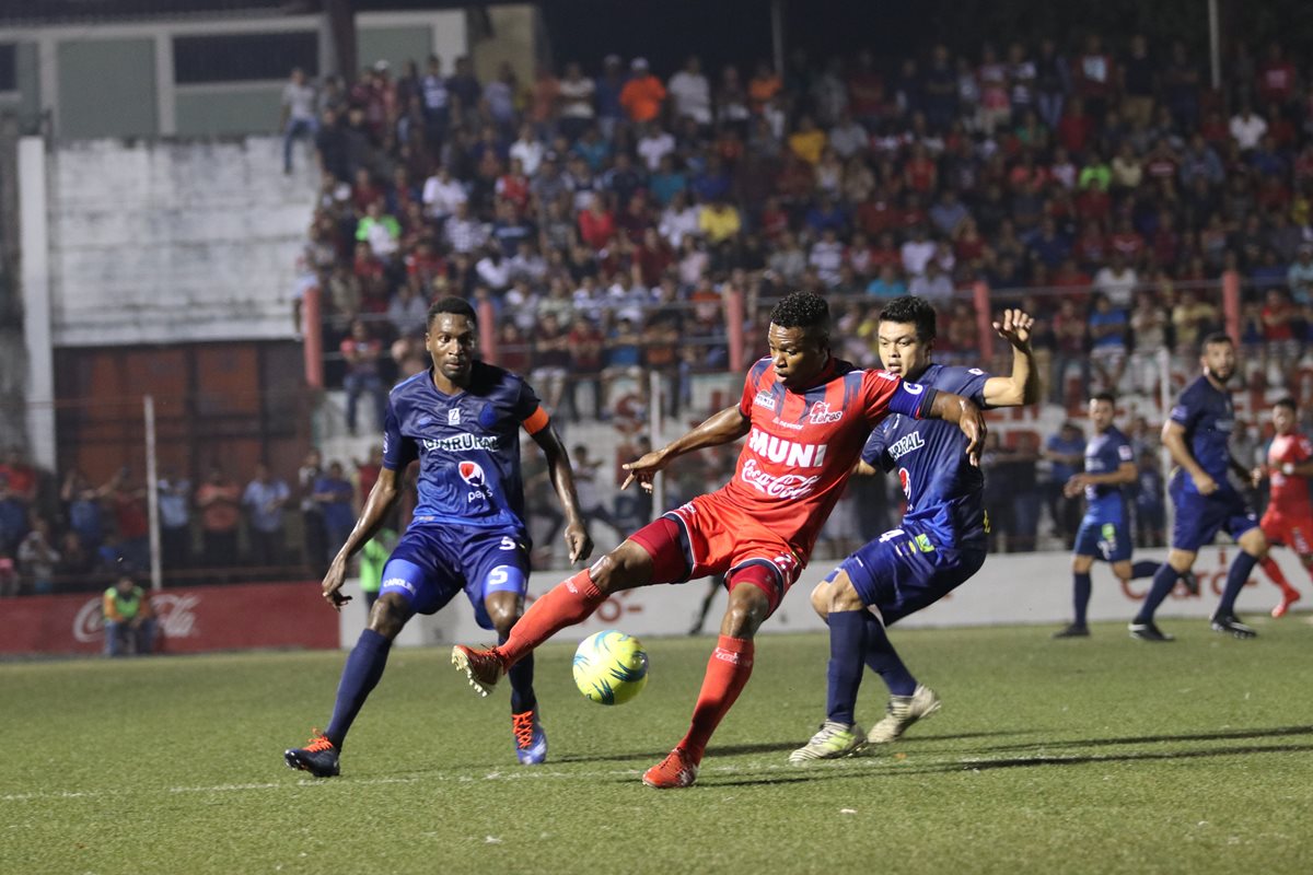 Municipal y Malacateco disputaron un intenso encuentro en el estadio Santa Lucía. (Foto Prensa Libre: Raúl Juárez: Prensa Libre)