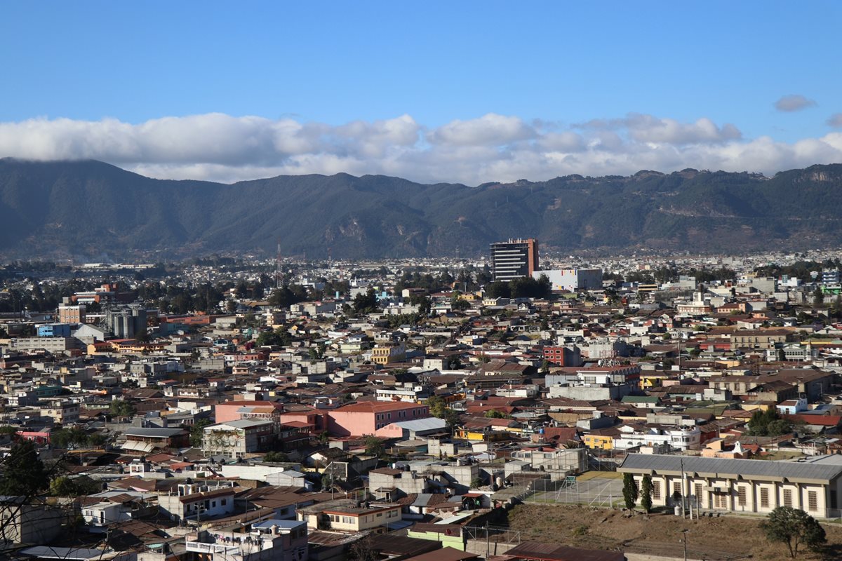 Uno de los miradores que se halla en el centro de Xela ofrece una panorámica de las zonas 1 y 3. (Foto Prensa Libre: María Longo)